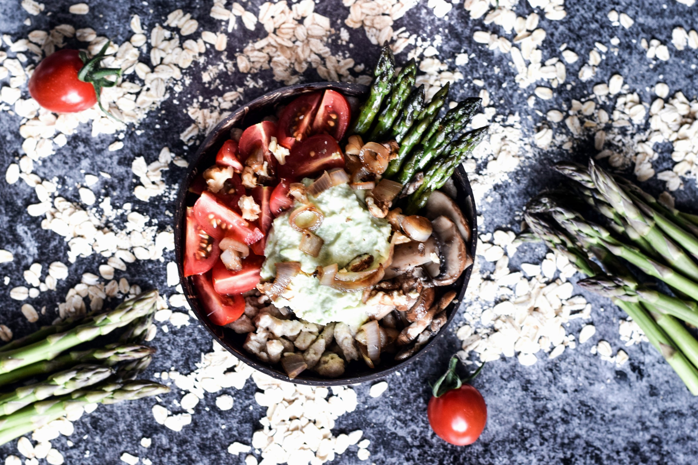 Haferspätzle Bowl mit Gemüse und Avocadocreme